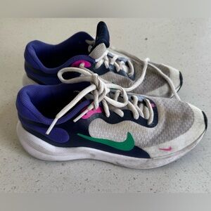 Nike Revolution 7 Running Sneakers , Little Girl Size 3Y with Cushioned Design.